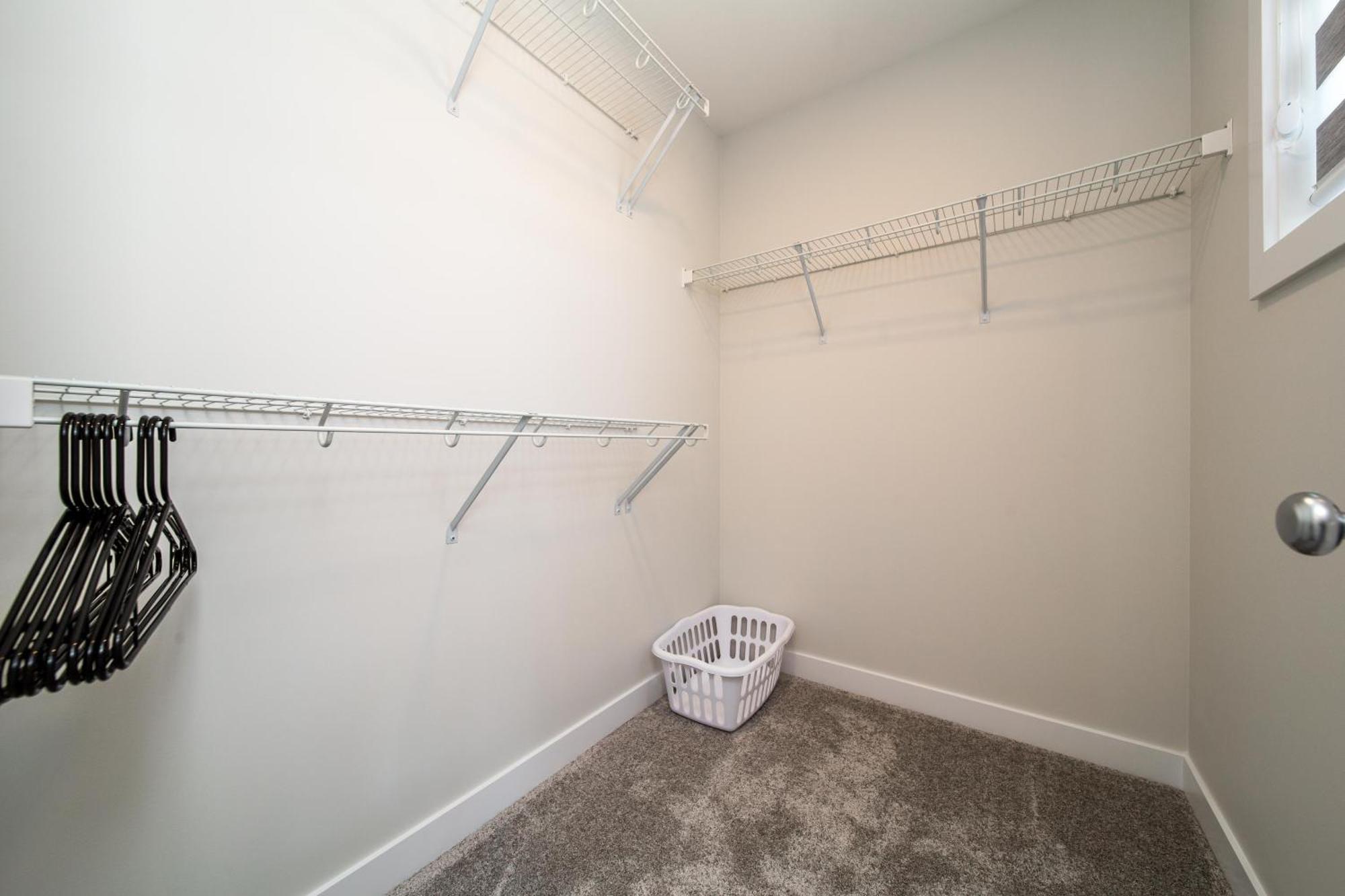 Beautiful Elegant Sleeps 10 * Edmonton