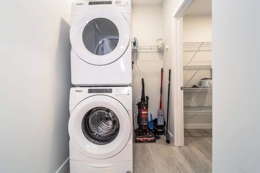 Beautiful Elegant Sleeps 10 Edmonton